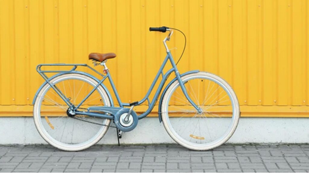 Fahrrad vor gelber Wand als Symbol für Bewegung, frische Energie und aktive Wochenenden