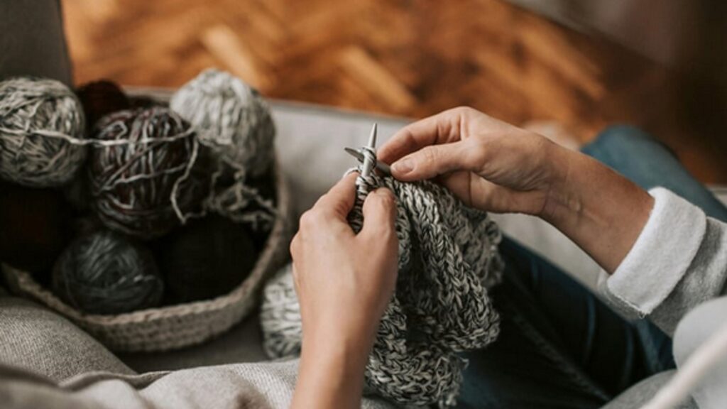 Person beim Stricken als Symbol für Hobby, Kreativität, Entspannung und bewusste Auszeiten am Wochenende