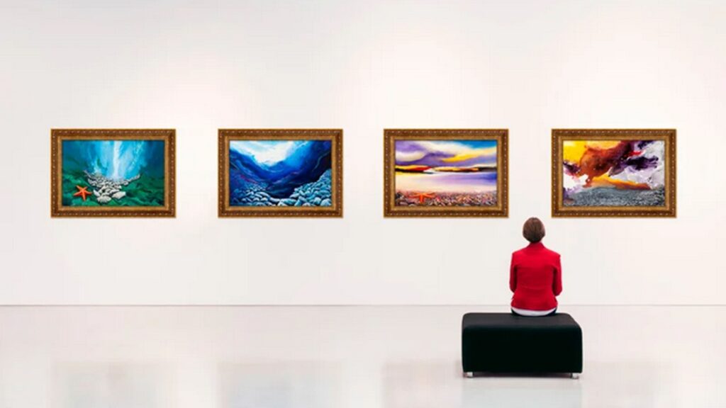 Frau betrachtet Kunstwerke als Inspiration und mentale Erholung für ein bewussteres Wochenende