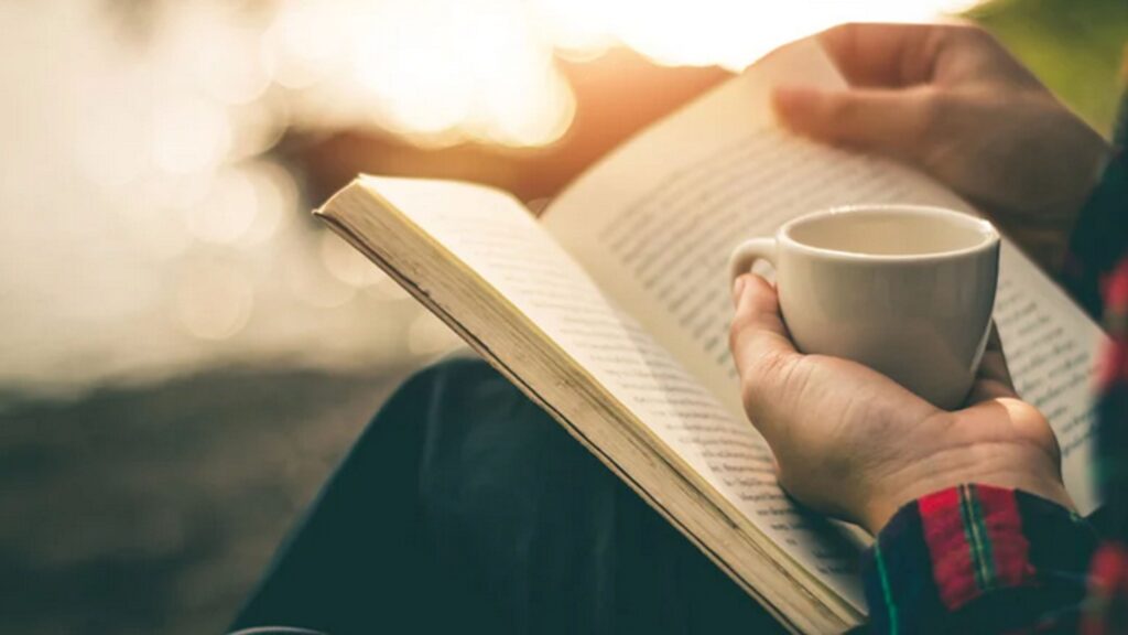 Person liest entspannt mit Kaffee als mentale Erholung und bewusste Auszeit am Wochenende